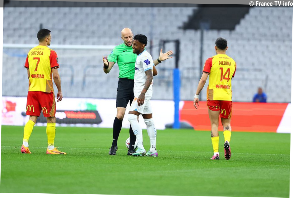 "C'est vraiment une démarche pédagogique" : bientôt un micro pour les arbitres de Ligue 1, une première expérimentation lors