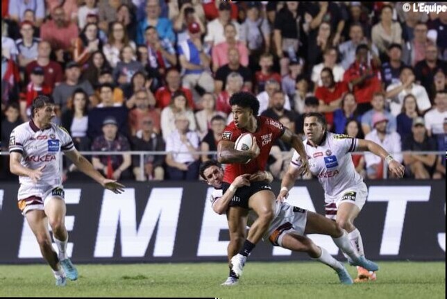Longtemps aligné à l'aile puis au centre, l'ancien Toulonnais Leicester Fainga'anuku titularisé flanker par les Crusaders