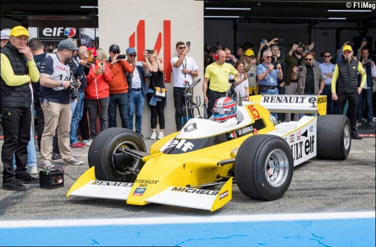 Pierre Gasly sur la première Renault F1 victorieuse pour le Grand Prix historique