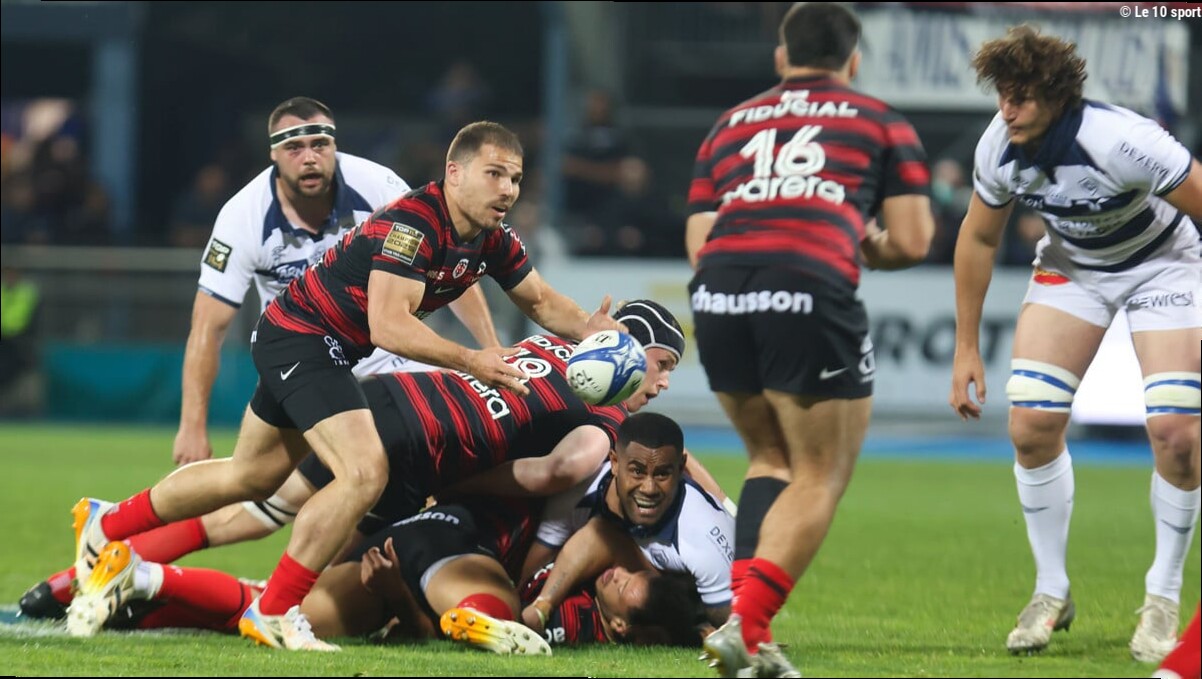 Du rugby au foot : Antoine Dupont sait tout faire, la démonstration sur Instagram !