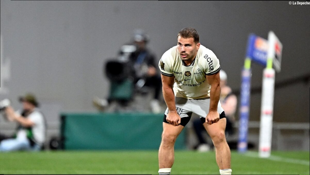 Antoine Dupont : "Dès qu'il est moins bon, on le dit médiocre…" Le joueur du Stade Toulousain est-il "moins fort" depuis son
