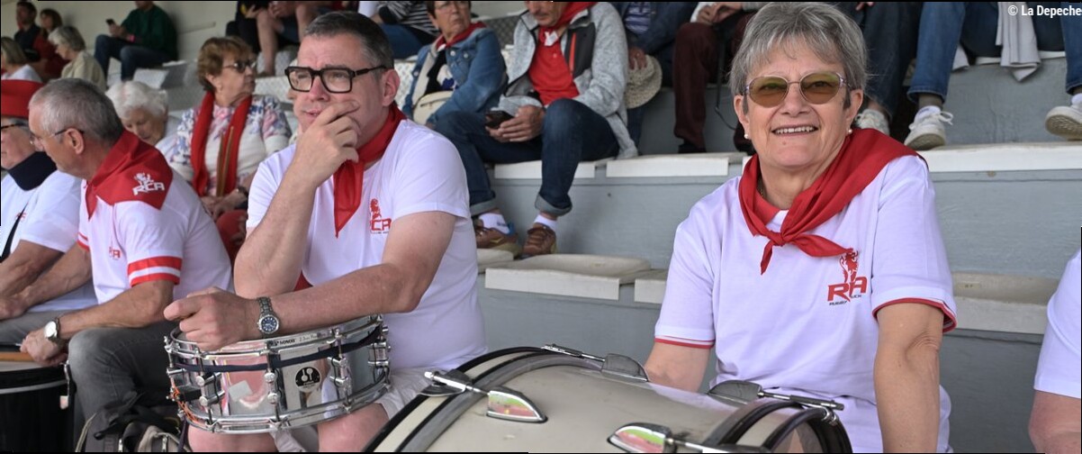 "Je n'ai pas voulu aller au mariage, j'étais au stade !" Brigitte, 70 ans, donne le rythme au tambour pour porter le RC Auch 