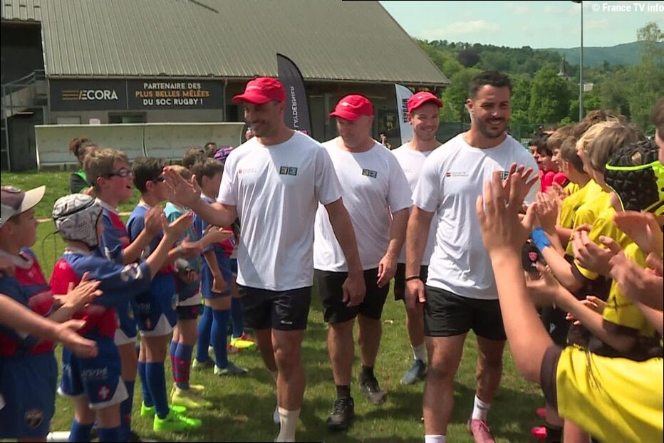 VIDÉO. "Faire briller les yeux de nos gamins" : d'anciennes stars du rugby à la rencontre de jeunes joueurs à Chambéry