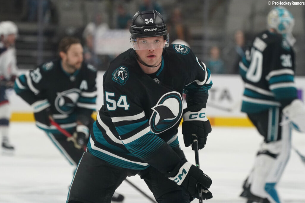 Sharks Sign Patrick Giles To Two-Year Extension