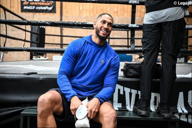 Tony Yoka opposé à l'Anglais Dan Garber samedi à Doncaster, en Angleterre