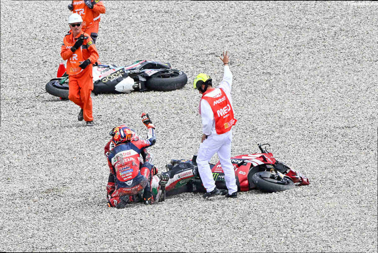 GP Catalogna maledetto: altro maxi-incidente e seconda bandiera rossa. Ko Zarco, coinvolti anche Bagnaia e Marini