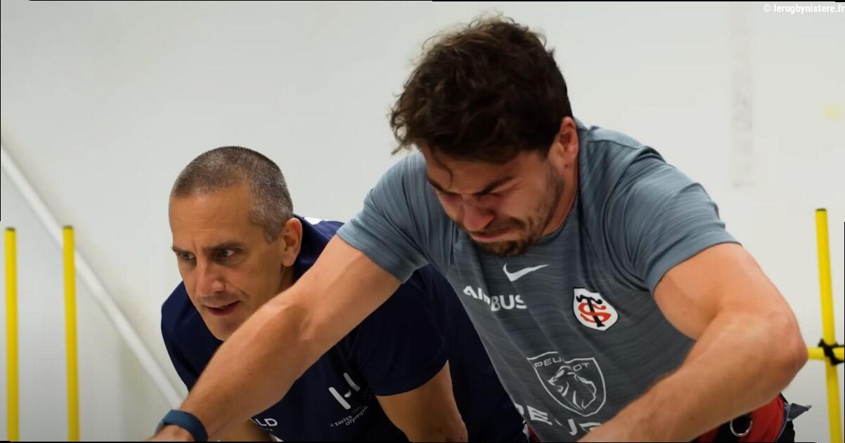 Simple gêne ou vraie blessure ? À J-40 de la finale du Top 14, Mola sème le trouble sur l'état d'Antoine Dupont