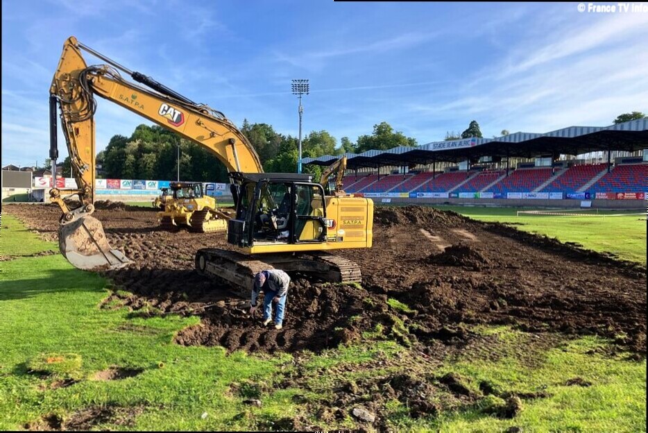 "La pelouse a marqué beaucoup d'adversaires" : le stade de rugby Jean-Alric d'Aurillac dit adieu à sa pelouse naturelle