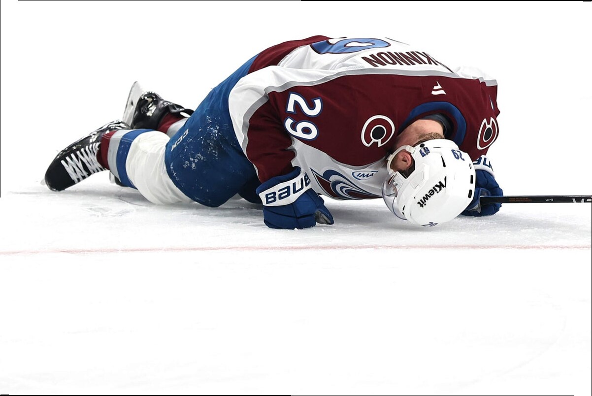 Avalanche's Nathan MacKinnon leaves Game 3 after blocking shot, returns in third period