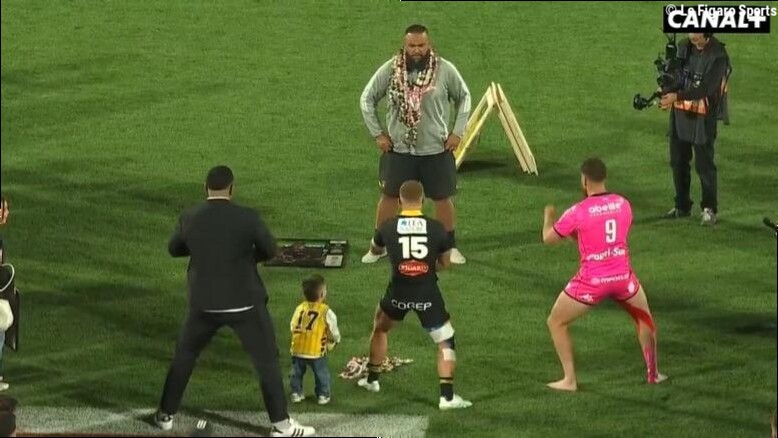Top 14 : en vidéo, le vibrant haka en hommage à Uini Atonio après La Rochelle-Stade Français