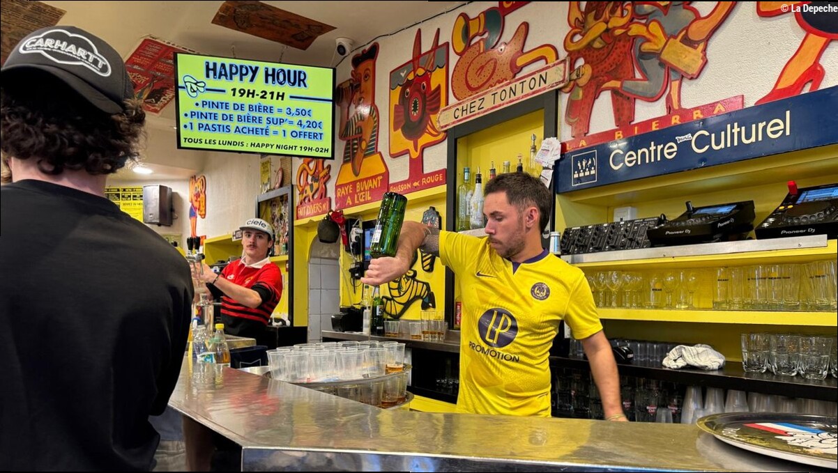 Entre nostalgie et passion du sport, les maillots vintage étaient à l'honneur le temps d'une soirée au bar Chez Tonton, à Tou