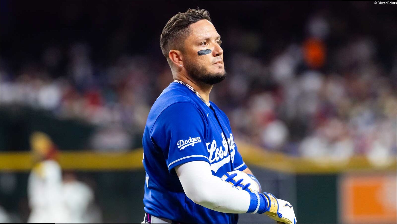 Dodgers' Miguel Rojas exits White Sox game with apparent injury