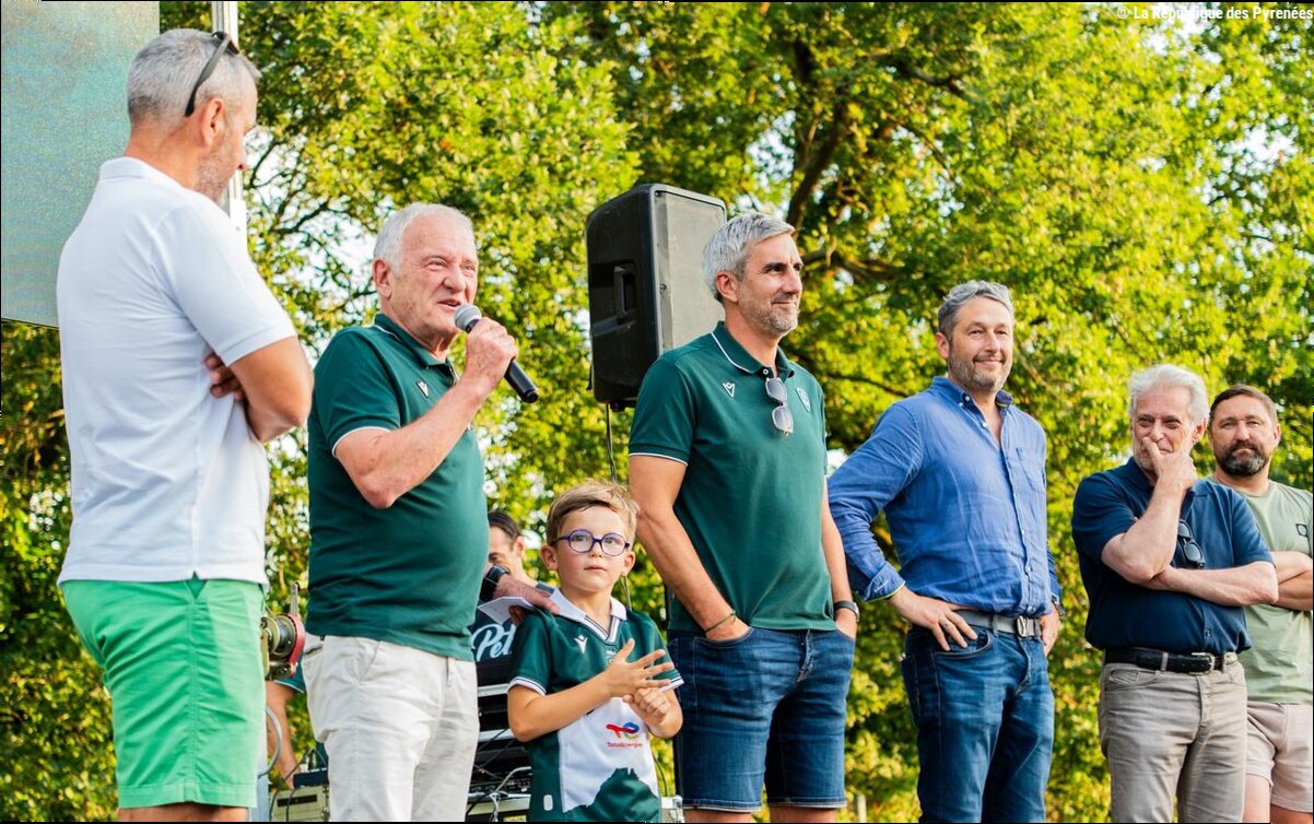 Rugby : Géraud, le petit garçon en pleurs au Hameau samedi, a rencontré les joueurs de la Section Paloise