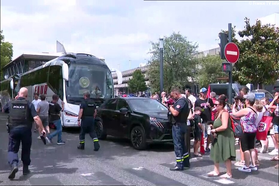 VIDÉO - Les joueurs du Stade Toulousain de retour à Toulouse avec le 25e bouclier de Brennus depuis la gare Matabiau