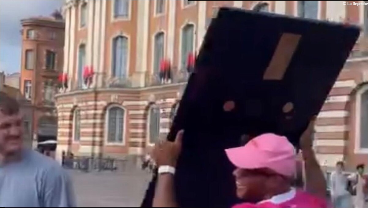 Malgré l'annulation de la célébration officielle, les joueurs du Stade Toulousain ont quand même fêté leur titre sur la place