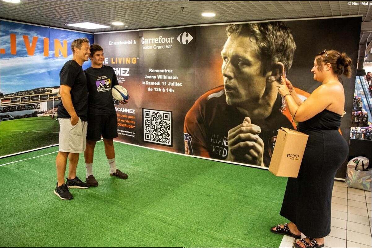 « On a fait 200 km pour le voir » : l'ex-star du rugby Jonny Wilkinson en dédicaces à Carrefour Toulon Grand-Var pour présent