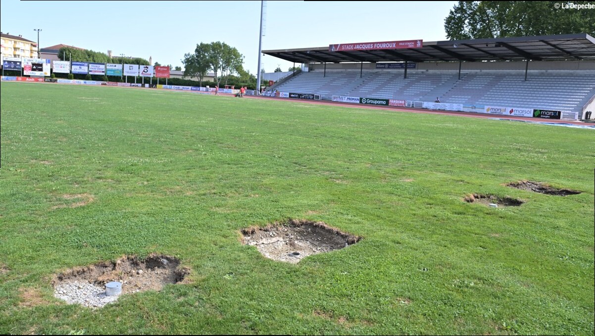 Pourquoi les poteaux de rugby sont-ils déplacés au stade Jacques-Fouroux à quelques semaines du premier match du RC Auch ?