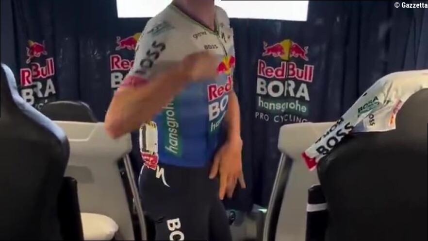 Tour de France, Evenepoel scatenato: festeggia imitando Michael Jackson