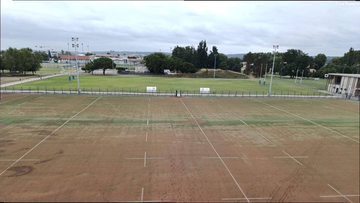 "Les terrains sont temporairement fermés..." Marquées par les intempéries s'étant abattues en Lot-et-Garonne, deux pelouses s