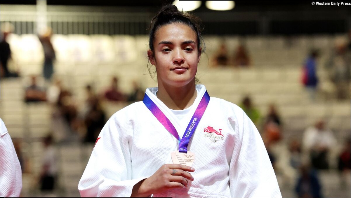 Lele Nairne gets her medal and wins Commonwealth Games bronze