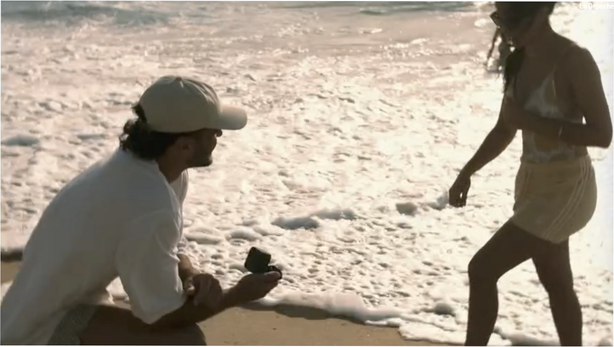 Genou à terre, bagues et larmes sur la plage : Romain Ntamack demande Lisa Lopez en mariage devant leur petit garçon