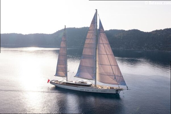 Simena, ketch de 62 m : vitesse, gréement et croisière en Méditerranée