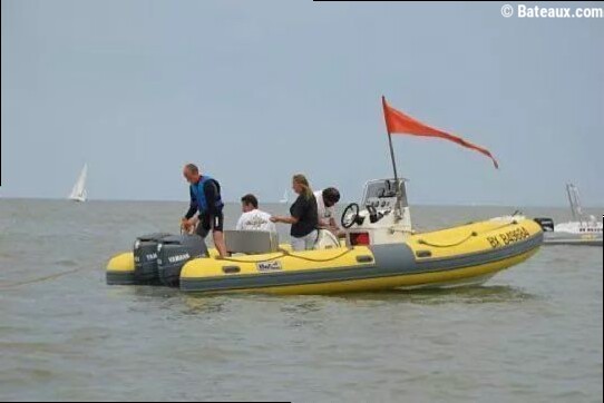 Que signifie ce drapeau orange qui flotte au-dessus de ce bateau ?