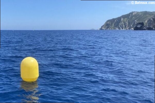 À l'approche d'une côte, que représente cette bouée sphérique jaune ?