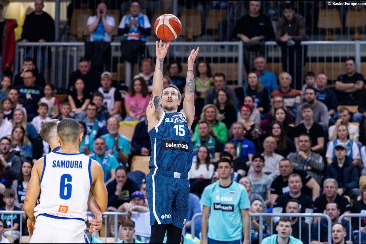 La Slovénie avec Gregor Hrovat, Leon Stergar, Alen Omic et Klemen Prepelic contre la France à Paris