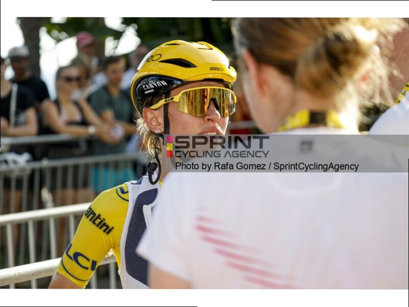 TOUR DE FRANCE FEMMES. NIEWIADOMA ACCUSA GERY: «MI HA SPINTO VOLUTAMENTE CONTRO LE TRANSENNE»