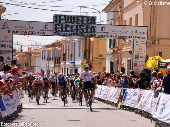 VÃ­ctor Benareau repite victoria en AgramÃ³n y refuerza su liderato en la Vuelta a Castilla-La Mancha