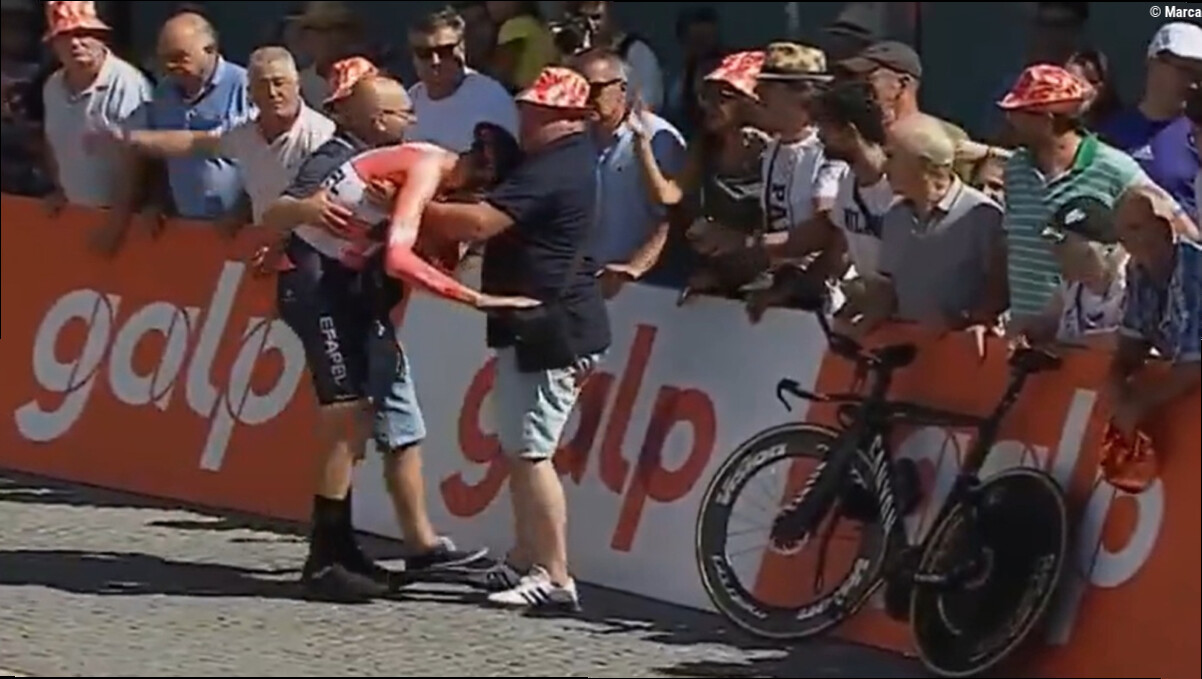 Se cae en la crono de la Vuelta a Portugal y un espectador salta la valla para ayudarle