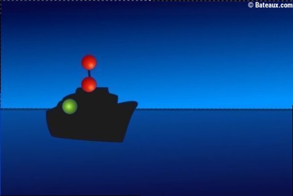 Je navigue de nuit et je vois ces 3 feux. De quoi s'agit-il ?