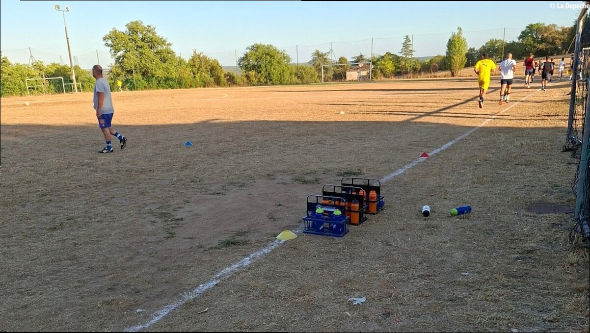 "Le terrain est vraiment cramé, il n'est pas praticable" : la difficile reprise des entraînements pour les joueurs de rugby e