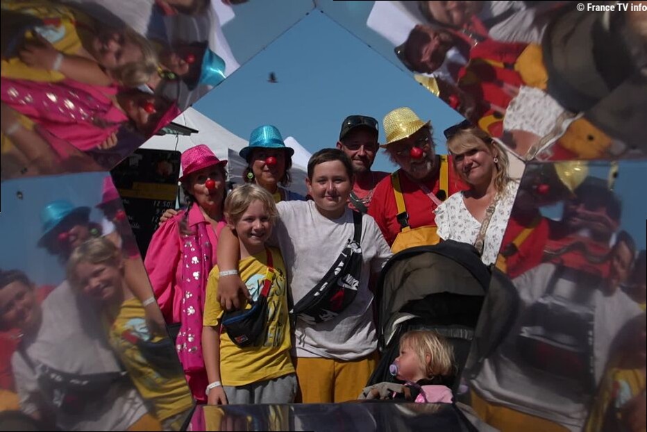 À Cayeux-sur-Mer, une séance photo clownesque et poétique "pour mettre en lumière" les passants