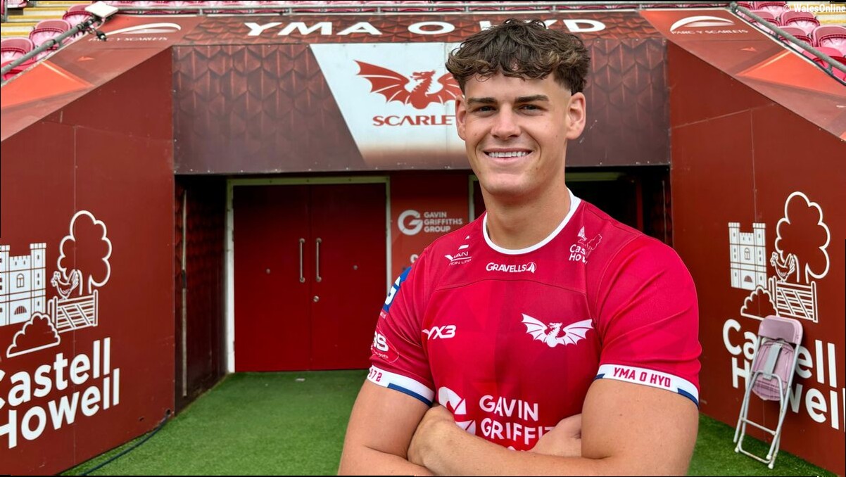Wales star re-signs with Scarlets despite uncertainty