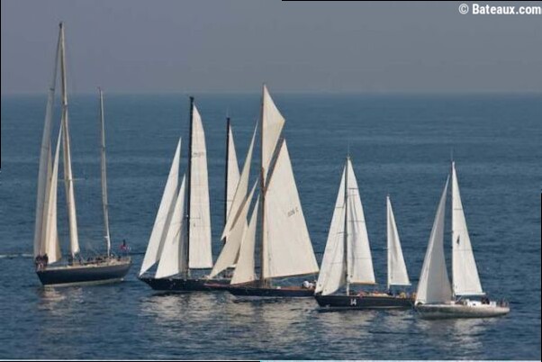 Pen Duick V, du premier voilier de course à ballasts au bateau-école