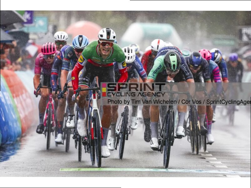RENEWI TOUR. SOTTO LA PIOGGIA FA SUBITO FESTA MILAN! BATTUTO KOOIJ AL FOTOFINISH