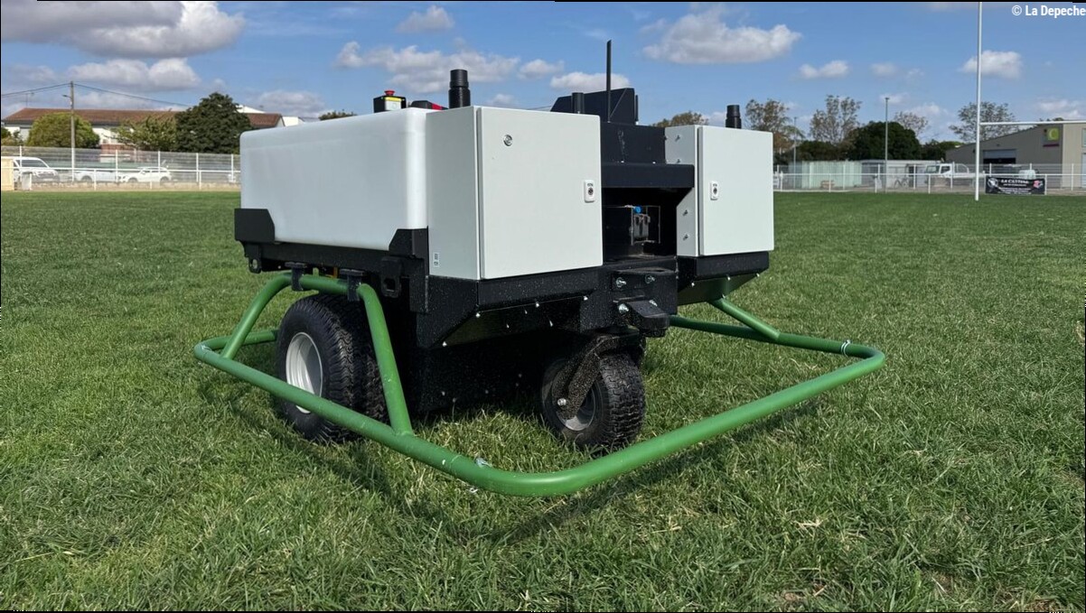 REPORTAGE. "3 000 m³ d'eau économisés" : ce drôle de robot sillonne chaque nuit un terrain de rugby près de Toulouse pour éco
