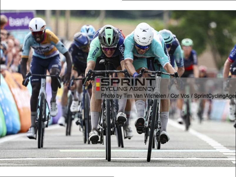 RENEWI TOUR. PHILIPSEN VINCE E TORNA LEADER, KOOIJ BEFFATO ANCORA AL FOTOFINISH! PODIO PER BORGO