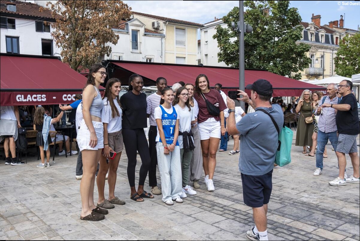 VIDEO. « J'ai eu ma photo avec Marie Pardon » : les joueuses de Basket Landes se sont offert un bain de foule au marché Saint
