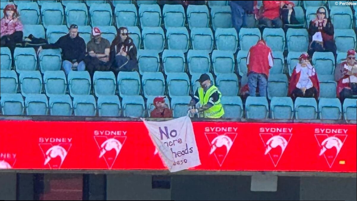 Fan's banner removed by SCG security during Sydney Swans' AFLW win over Essendon
