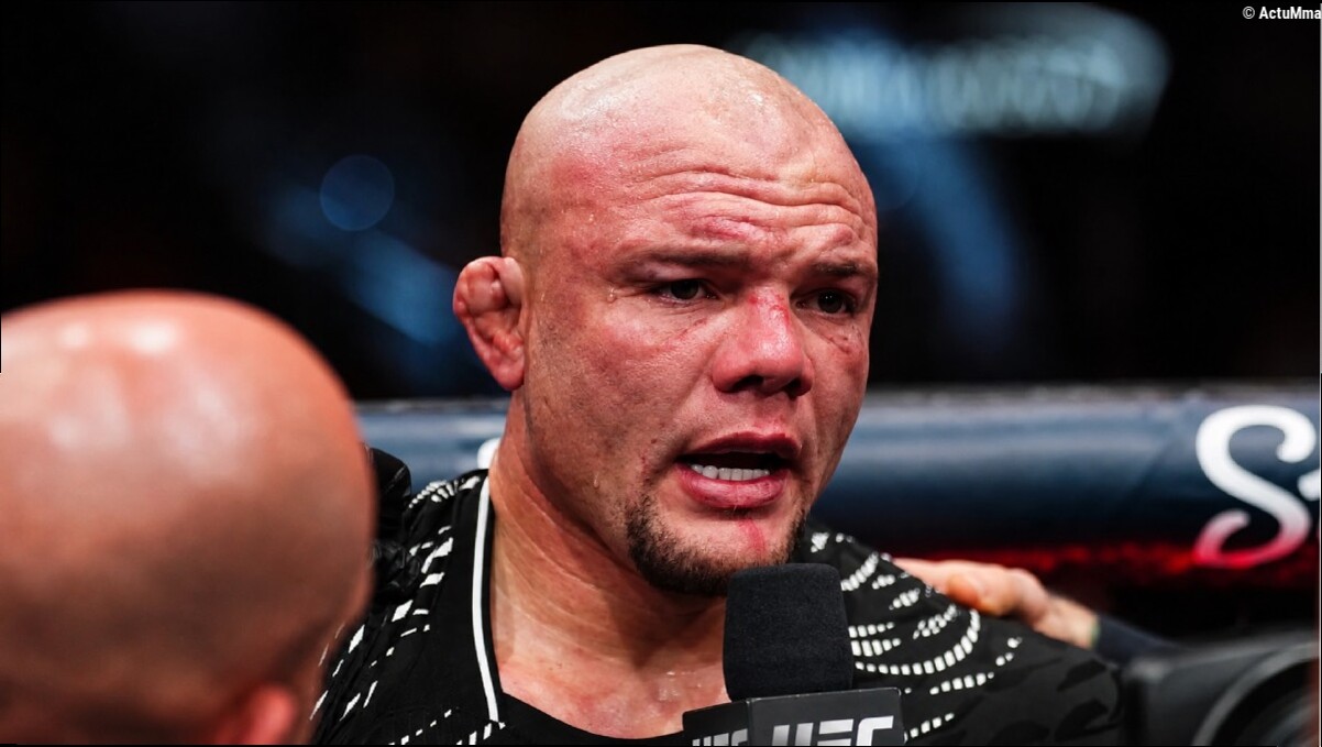 Anthony Smith sort du silence après son arrestation et plusieurs accusations graves