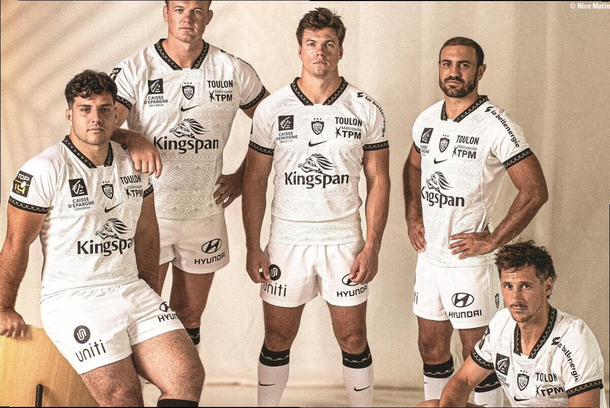 Découvrez le nouveau maillot extérieur du RCT, inspiré par les plages du Mourillon à Toulon