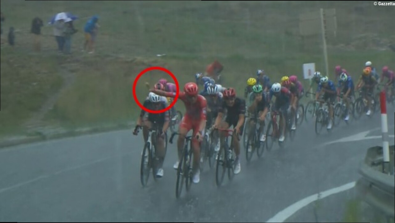 Vuelta, la grandine travolge la terza tappa: Pogacar fa fermare tutti e i ciclisti si riparano così