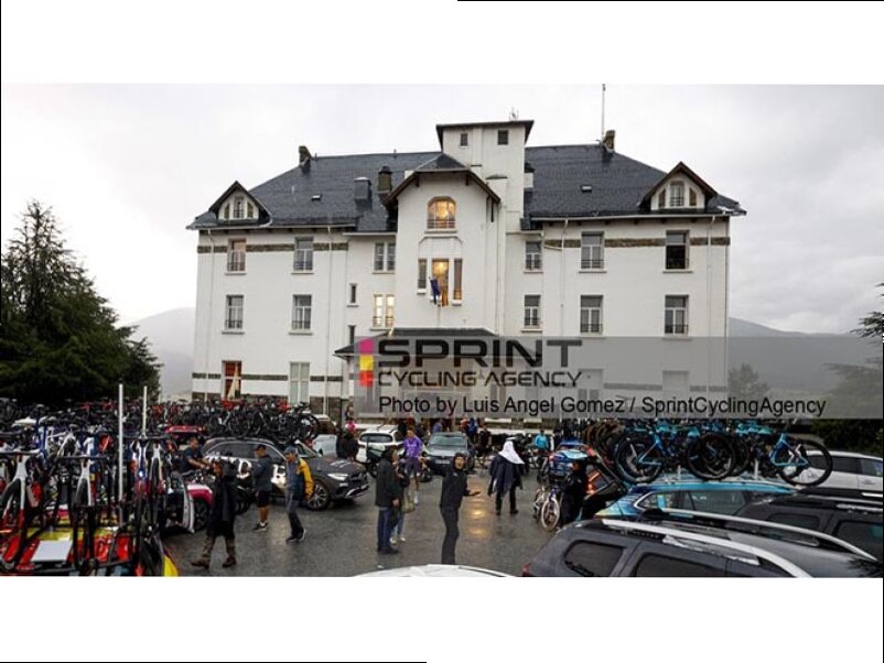 VUELTA. LA GRANDINE E QUELL'HOTEL CHE HA APERTO LE PORTE AL GRUPPO... VIDEO