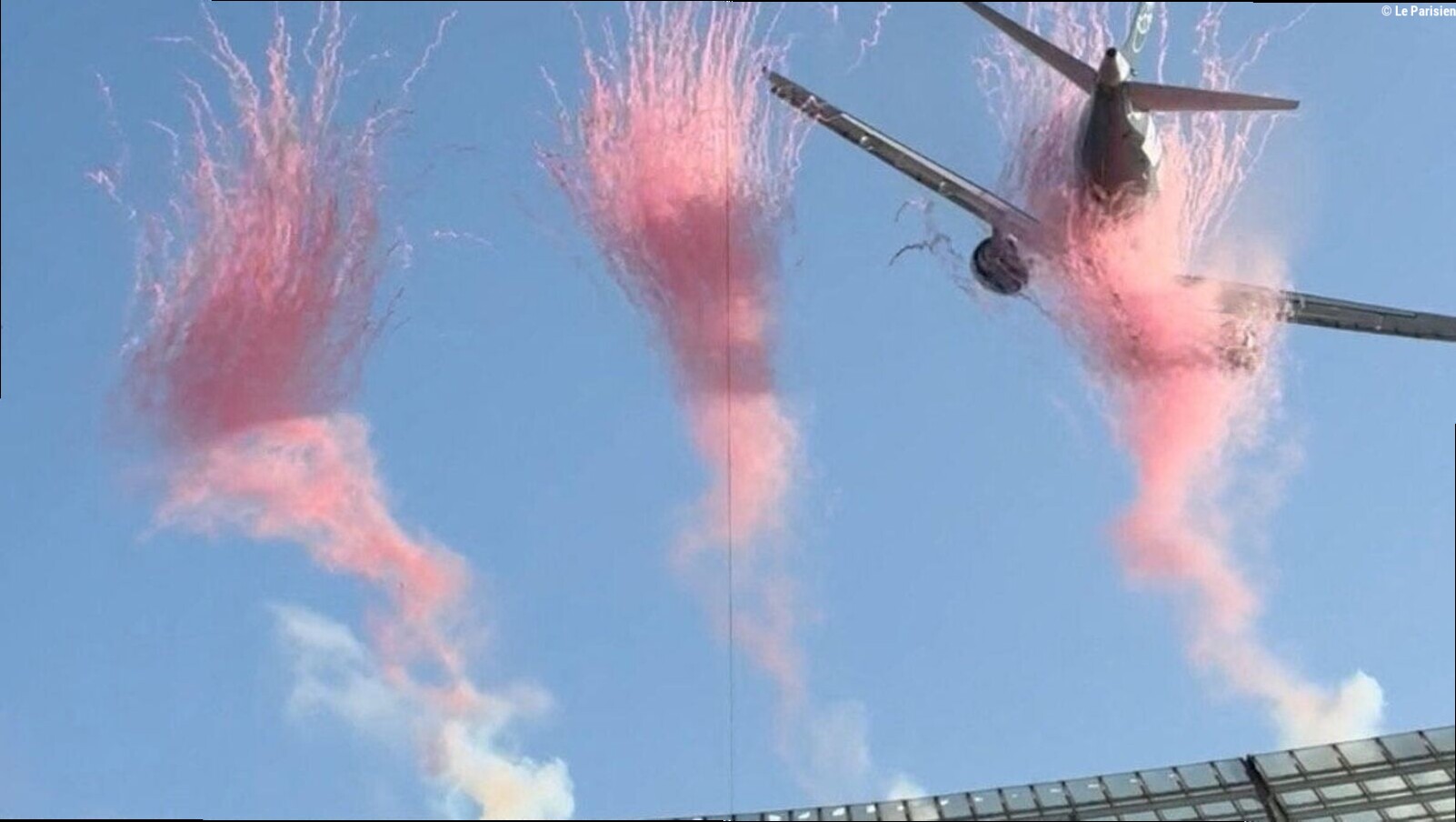 Les images impressionnantes de deux avions frôlant les tribunes du stade du Cap avant le match de l'Afrique du Sud face aux A