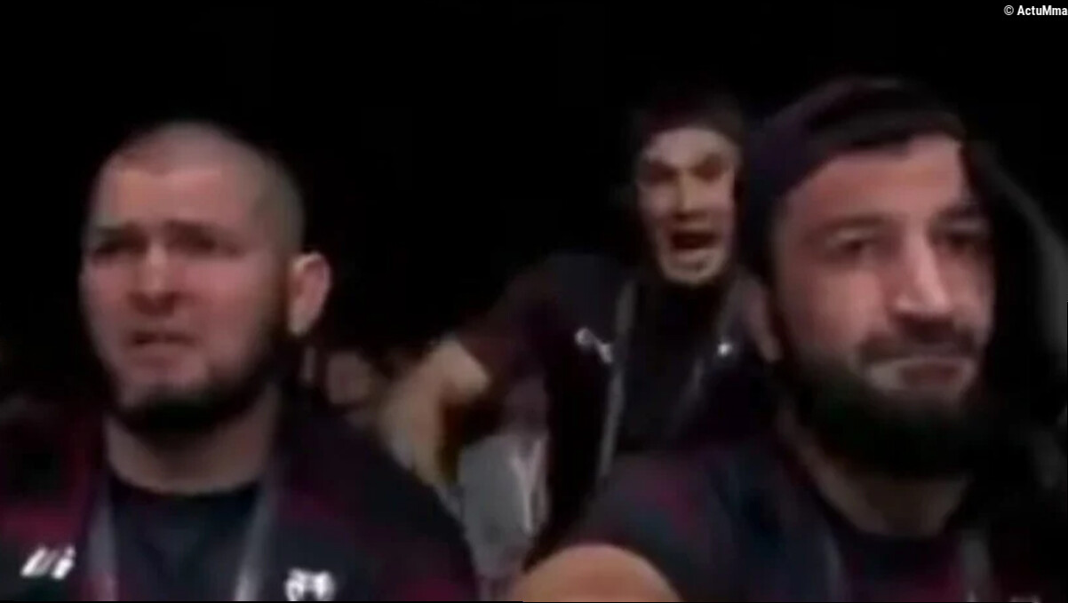 Khabib Nurmagomedov a tenté d'empêcher Usman Nurmagomedov de rentrer dans la cage à l'UFC Shanghai