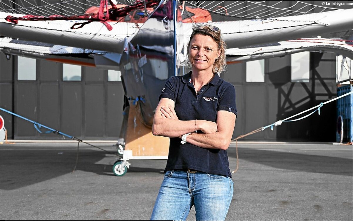 « Ce sera ma première Route du Rhum » : le trimaran "UpWind by MerConcept" d'Anne-Claire Le Berre remis à l'eau à Concarneau
