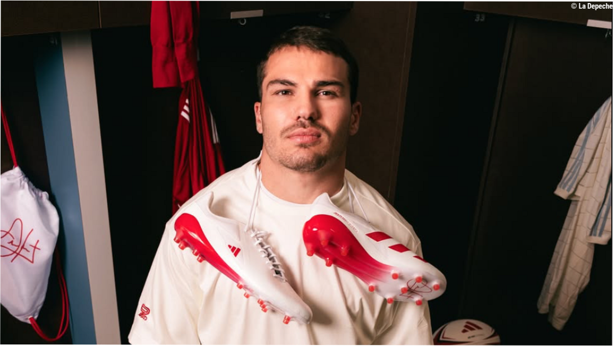 Stade Toulousain : entouré d'enfants, Antoine Dupont célèbre la sortie de sa chaussure signature lors d'un tournoi de "touch 